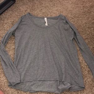 long sleeve scoop neck lulu shirt.